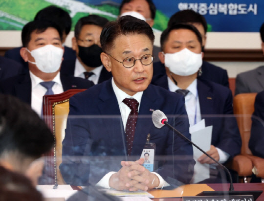 이종국 주식회사 에스알 사장이 11일 국회에서 열린 국토교통위 국정감사에서 의원들의 질의에 답변하고 있다. <연합뉴스>